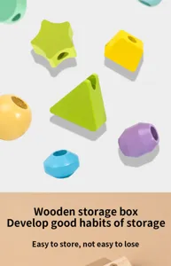 Montessori Holzperlen Sortierspielzeug Detail, bunte geometrische Formpassungsblöcke.