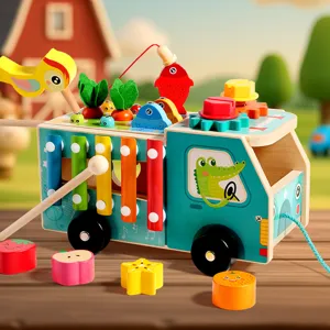 Voiture jouet éducative multifonctionnelle en bois avec xylophone et tri de formes de fruits.
