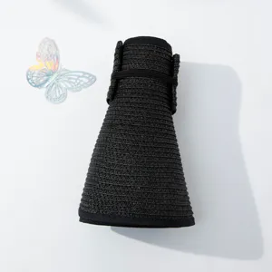 Vue détaillée de la visière noire pliable soigneusement enroulée pour un voyage parfait.
