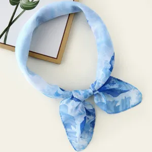 Blauer Seidenschal mit Batikmuster für Damen, elegantes Halstuch für Business und Alltag.