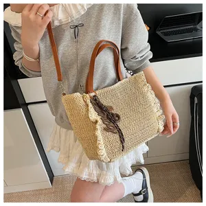 Stroken shopper tas detail, geweven schoudertas met bruine PU handvatten en leuke volants.