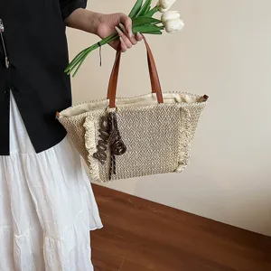 Stro geweven tote bag voor vrouwen, casual strandhandtas met bruine handvatten enhanger.