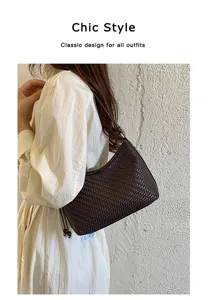 Vista dettagliata della borsa a spalla in pelle intrecciata marrone scuro con finiture ottime.