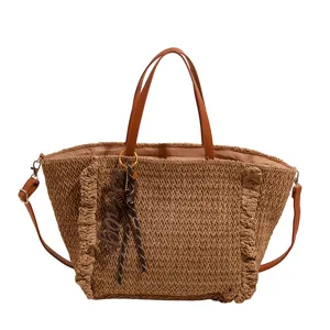 Dames stro geweven shopper tas zomer strand schoudertas met lederen handvatten en leuke charm.