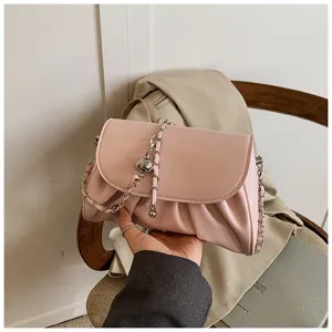 Gedetailleerd overzicht van roze geplooide ketting cloud tas, zachte crossbodytas met metaal.