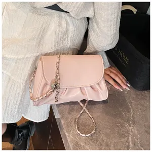 Stijlvolle roze lederen crossbody tas voor dames, zachte cloud tas met ketting en hanger.
