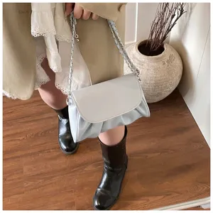 Lichtblauwe zachte lederen crossbody tas met chique kettingriem stijlvolle dames cloud tas