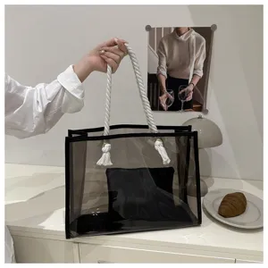 Transparente Tragetasche Detailansicht, klares PVC Material mit schwarzem Rand und Seilgriffen.