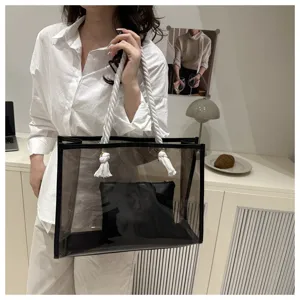 Nahaufnahme der transparenten schwarzen Tasche mit Seilgriffen und Innentasche, schick.