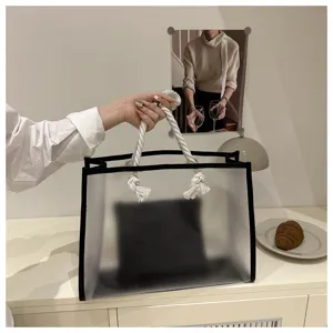Transparente gefrostete Shopper Detail mit Rand und dicken Seilgriffen für den sommerlichen Look.
