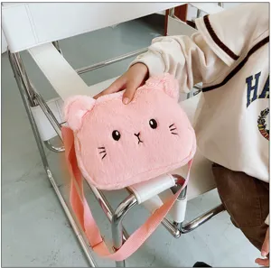 Vista detallada de un lindo bolso bandolera de felpa rosa con forma de gato para niñas