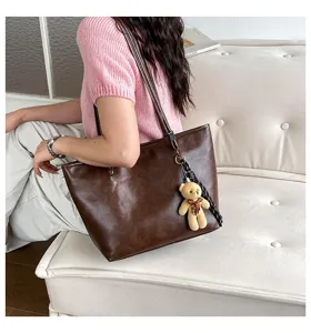 Borsa shopper in pelle marrone scuro con ciondolo orsetto, grande capacità, casual.