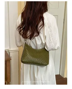 Dettaglio borsa a spalla hobo intrecciata stile coreano, elegante borsa ascellare verde casual.