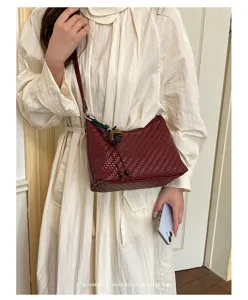 Dettaglio borsa a tracolla intrecciata chic, borsa casual stile vintage retrò da donna.