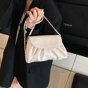 Witte zachte lederen cloud crossbody tas met chique metalen kettingriem voor dames.