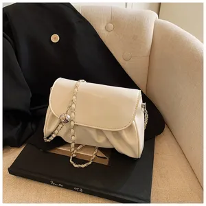 Stijlvolle witte cloud crossbody tas met metalen kettingriem en ronde hanger voor de zomer.
