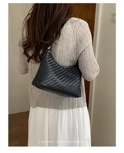 Borsa a tracolla intrecciata nera da donna, elegante borsa hobo minimalista dal design retro.
