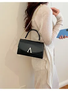 Borsa a tracolla nera in pelle verniciata con manico e catena dorata da donna chic