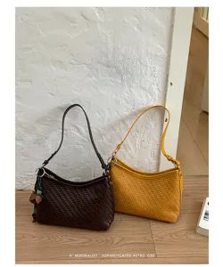 Minimalist woven leather shoulder bag retro hobo bag chic underarm purse for women.