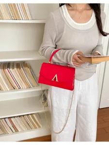 Borsa a tracolla rossa da donna, piccola borsa quadrata chic in pelle con catena.