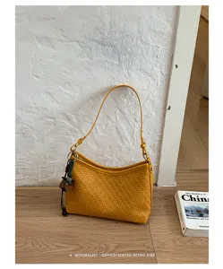 Elegante borsa a tracolla intrecciata gialla da donna, borsa sottobraccio retrò minimalista.