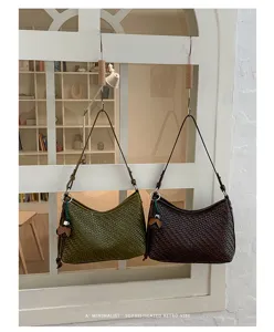 Chic woven hobo shoulder bag, retro minimalist underarm bag, stylish casual commuter bag.