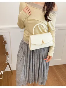 Elegante borsa a tracolla in pelle verniciata bianca da donna con catena dorata e chiusura a V.