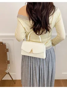 Borsa a tracolla bianca elegante da donna, design minimalista di tendenza con catena.