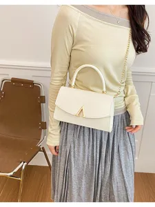 Elegante borsa a tracolla bianca in pelle con catena dorata e chiusura a V da donna.