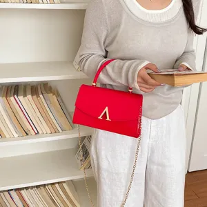 Borsa a tracolla elegante da donna in pelle rossa piccola borsa chic con chiusura a V.