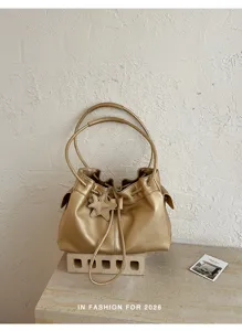 Gouden metallische geplooide schoudertas met grote capaciteit, stijlvolle shopper voor dames.