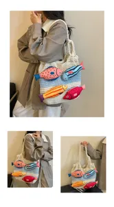 Kreative gestrickte Umhängetasche für Damen, handgemachte Häkeltasche mit bunten Plüschfischen.