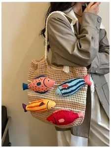 Detailansicht der kreativen Strick-Schultertasche mit niedlichen Fisch-Details und Textur.