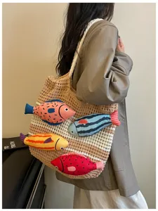 Gehäkelte Tasche mit bunten Plüschfischen, große handgemachte Damen Umhängetasche stilvoll.