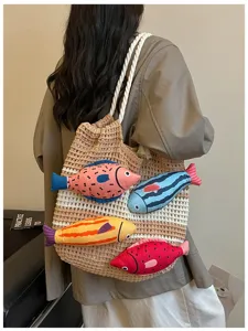 Detailansicht der handgemachten gestrickten Umhängetasche mit niedlichen bunten Plüschfischen.