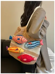 Handgemachte Strick Schultertasche mit niedlichen Fischen, große Ethno Tragetasche Damen.