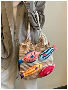 Handgemachte gestrickte Umhängetasche mit süßen Fisch-Dekoren, geräumige Pendlertasche chic.