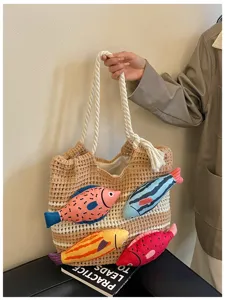 Handgestrickte Tragetasche mit niedlichen Plüschfischen, große lässige Umhängetasche für Damen.