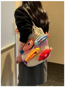 Kreative Strick-Umhängetasche mit süßen Fischen, große Boho Handtasche für Damen.