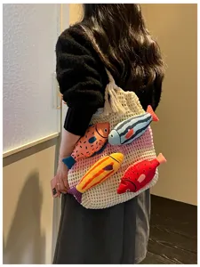 Handgemachte Häkel-Strick-Tragetasche mit niedlichen 3D-Plüschfischen, große Schultertasche.