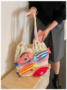 Handgemachte Strick-Umhängetasche mit Plüschfisch-Dekor, lässige Ethno-Pendlertasche.