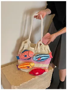 Detailansicht der kreativen gehäkelten Schultertasche mit niedlichen Fischen, lässige Tasche.