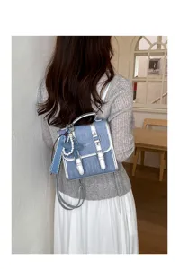 Mini sac à dos en denim avec bretelles argentées et pendentif étoile pour le style quotidien.