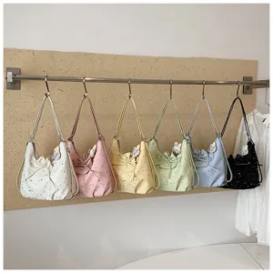 Sac à bandoulière imprimé étoiles avec nœud et charm mignon sur présentoir détail