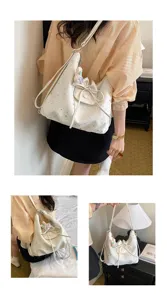 Vue détaillée du sac cabas fourre-tout imprimé étoiles pour femme avec nœud, sac porté.
