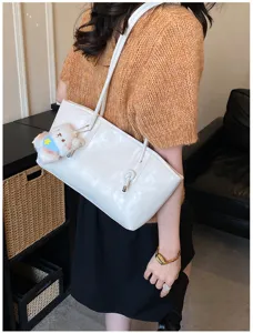 Retro commuting large-capacity underarm bag for women, minimalist solid color shoulder tote bag.