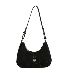Sac porté épaule croissant en suédine noire avec nœud et pendentif cœur élégant sac