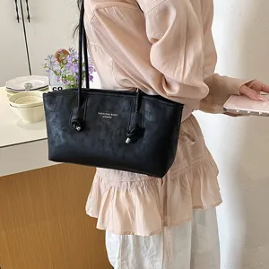 Vintage casual large capacity black shoulder bag for women, stylish minimalist tote handbag.