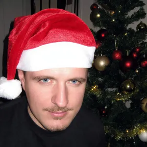 Chapeau de Noël en Velours Rouge Avec Garniture en Fausse Fourrure Blanche et Pompon Coiffe de Fête Festive pour Adultes Enfants