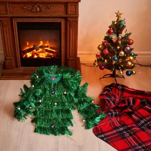 Weihnachtsbaum Kostüm Detail mit grünem Lametta Pullover, bunten Kugeln und festlicher Deko.